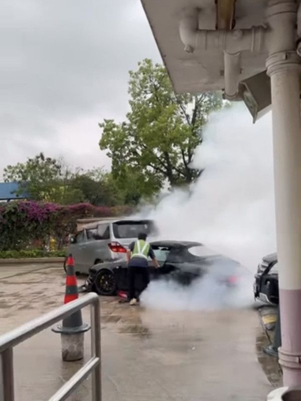 元朗驗車場突發車禍：黑色「波子」失控連撞兩車　鏟起七人車場面如《變形金剛》車保如何賠償？