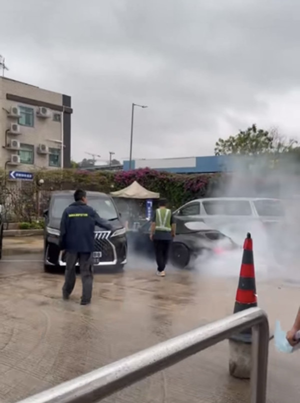 元朗驗車場突發車禍：黑色「波子」失控連撞兩車　鏟起七人車場面如《變形金剛》車保如何賠償？