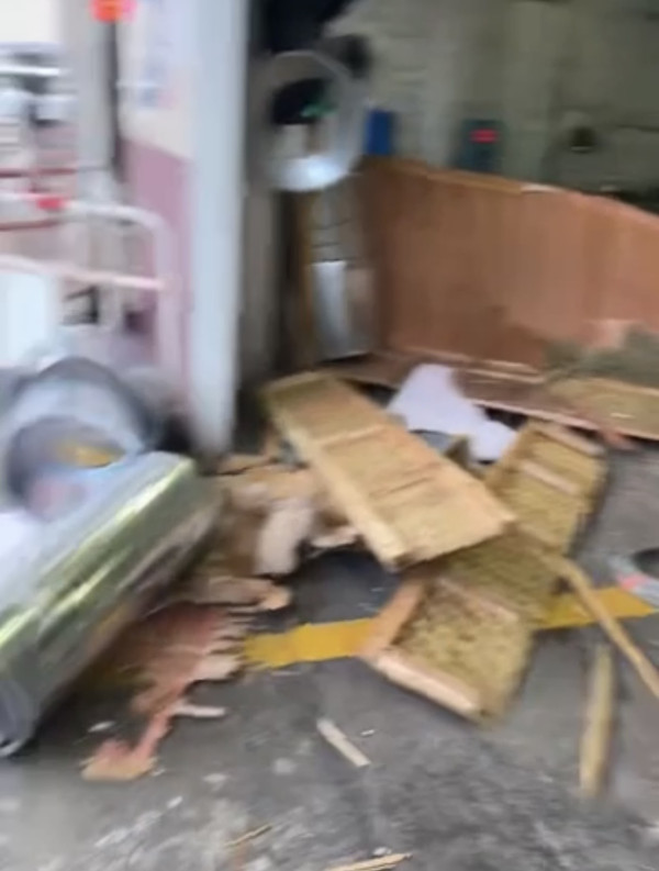 元朗驗車場突發車禍：黑色「波子」失控連撞兩車　鏟起七人車場面如《變形金剛》車保如何賠償？