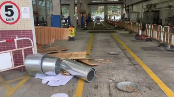 元朗驗車場突發車禍：黑色「波子」失控連撞兩車　鏟起七人車場面如《變形金剛》車保如何賠償？