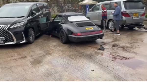 元朗驗車場突發車禍：黑色「波子」失控連撞兩車　鏟起七人車場面如《變形金剛》車保如何賠償？