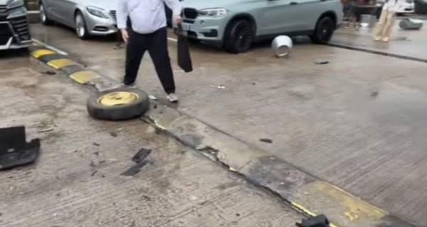 元朗驗車場突發車禍：黑色「波子」失控連撞兩車　鏟起七人車場面如《變形金剛》車保如何賠償？