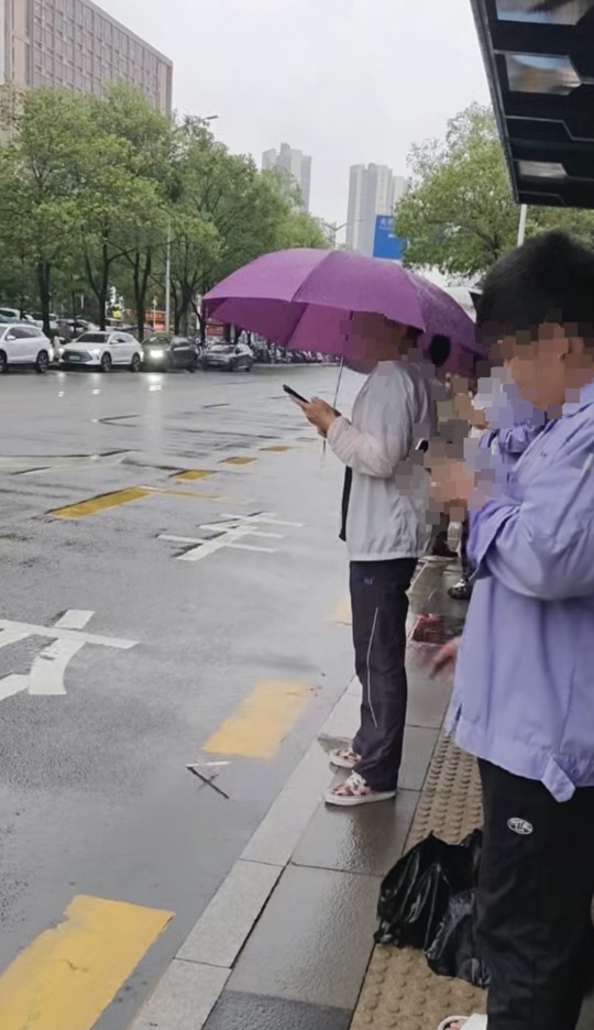 女子深圳巴士站勸止吸煙不成 用飲品淋熄煙頭 稱報警反遭「脫衣搜查」惹轟動！ 