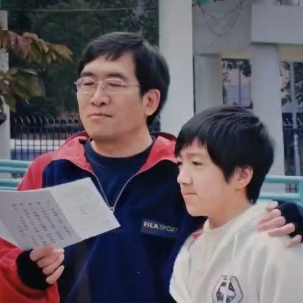 阿Mo李啟言更換IG頭像低調悼念爸爸離世！溫馨童年合照寄哀思無聲告別