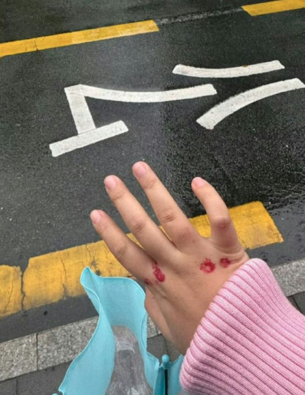 女子深圳巴士站勸止吸煙不成 用飲品淋熄煙頭 稱報警反遭「脫衣搜查」惹轟動！ 