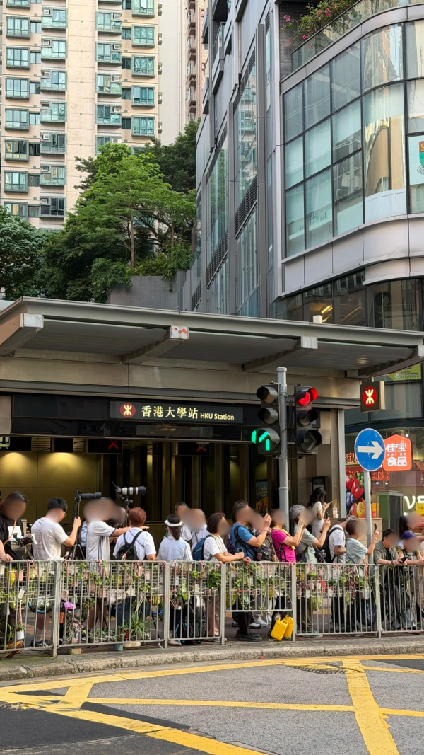 港大站人潮逼爆！揭一年2次「港版曼哈頓懸日」打卡神位 街坊不滿：塞到過唔到