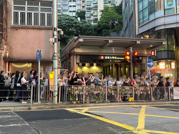 港大站人潮逼爆！揭一年2次「港版曼哈頓懸日」打卡神位 街坊不滿：塞到過唔到