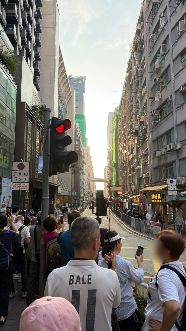 港大站人潮逼爆！揭一年2次「港版曼哈頓懸日」打卡神位 街坊不滿：塞到過唔到