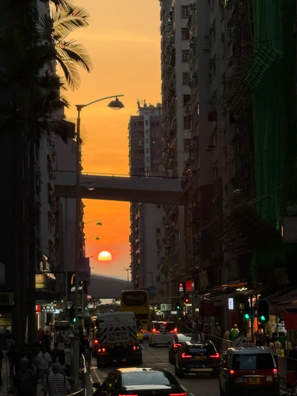 港大站人潮逼爆！揭一年2次「港版曼哈頓懸日」打卡神位 街坊不滿：塞到過唔到