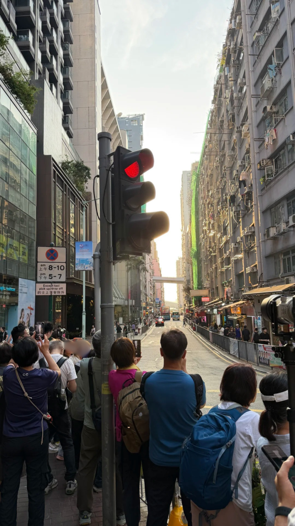 港大站人潮逼爆！揭一年2次「港版曼哈頓懸日」打卡神位 街坊不滿：塞到過唔到