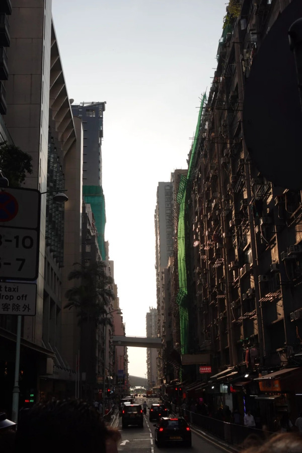 港大站人潮逼爆！揭一年2次「港版曼哈頓懸日」打卡神位 街坊不滿：塞到過唔到