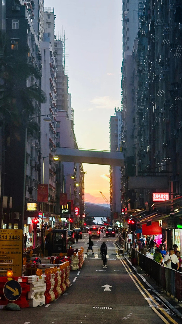 港大站人潮逼爆！揭一年2次「港版曼哈頓懸日」打卡神位 街坊不滿：塞到過唔到