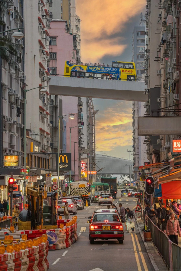 港大站人潮逼爆！揭一年2次「港版曼哈頓懸日」打卡神位 街坊不滿：塞到過唔到