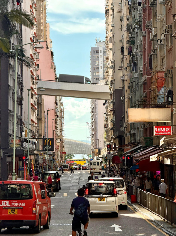 港大站人潮逼爆！揭一年2次「港版曼哈頓懸日」打卡神位 街坊不滿：塞到過唔到