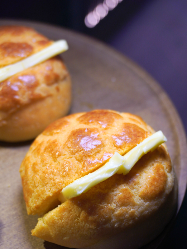 森林麵包plus全新概念店登陸尖沙咀K11 &nbsp; 全港首創脆皮爆餡菠蘿包泡芙 ／即燒焦糖布甸包／超可愛菠蘿油公仔記者直擊！