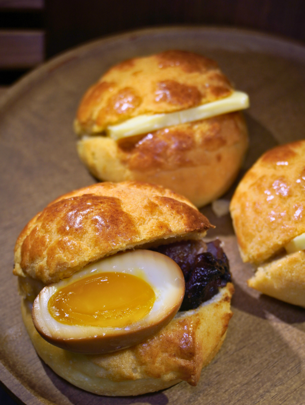 森林麵包plus全新概念店登陸尖沙咀K11 &nbsp; 全港首創脆皮爆餡菠蘿包泡芙 ／即燒焦糖布甸包／超可愛菠蘿油公仔記者直擊！