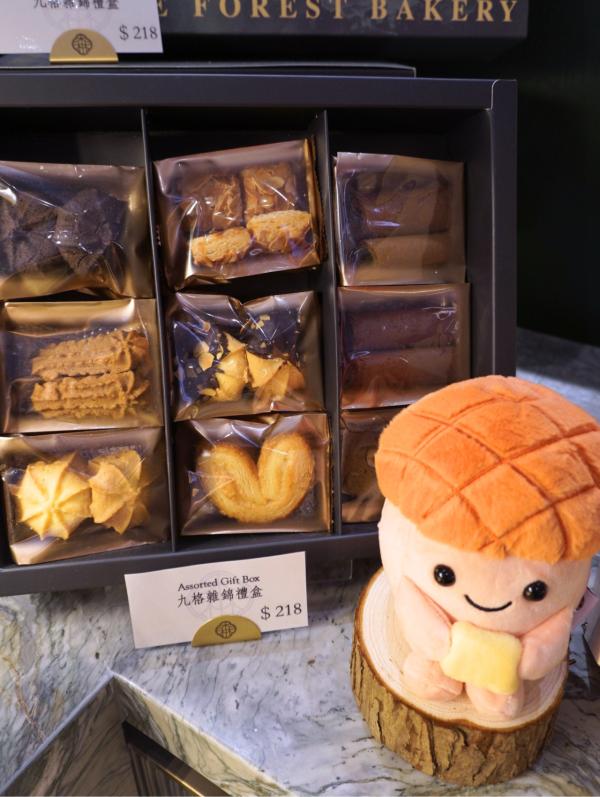 森林麵包plus全新概念店登陸尖沙咀K11 &nbsp; 全港首創脆皮爆餡菠蘿包泡芙 ／即燒焦糖布甸包／超可愛菠蘿油公仔記者直擊！