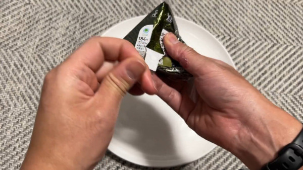 日本網友親授三角飯糰「不沾手」完美拆法！870萬人朝聖3步教學 網民驚呼原來咁簡單？ 