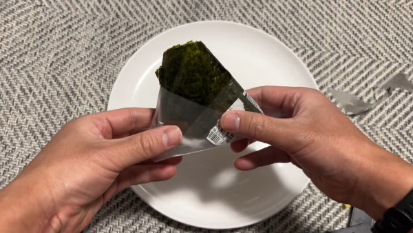 日本網友親授三角飯糰「不沾手」完美拆法！870萬人朝聖3步教學 網民驚呼原來咁簡單？ 