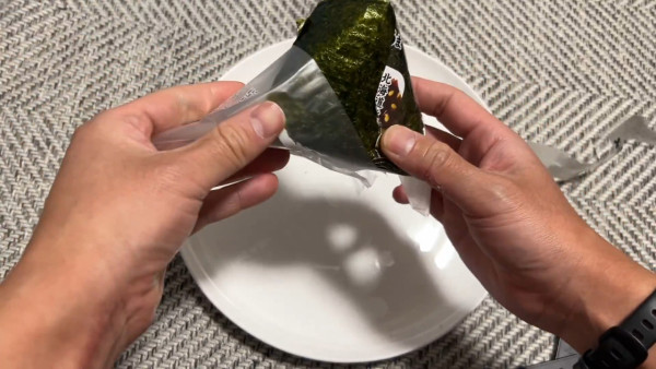 日本網友親授三角飯糰「不沾手」完美拆法！870萬人朝聖3步教學 網民驚呼原來咁簡單？ 