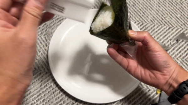 日本網友親授三角飯糰「不沾手」完美拆法！870萬人朝聖3步教學 網民驚呼原來咁簡單？ 