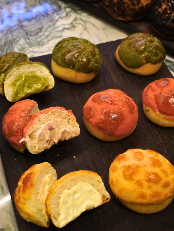 森林麵包plus全新概念店登陸尖沙咀K11 &nbsp; 全港首創脆皮爆餡菠蘿包泡芙 ／即燒焦糖布甸包／超可愛菠蘿油公仔記者直擊！