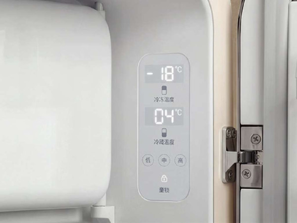 告別炎夏！Labubu 限定小雪櫃登場：機身細細竟有「真‧冰格」？擺房飲冰凍可樂爽爆！ 【附入手攻略】