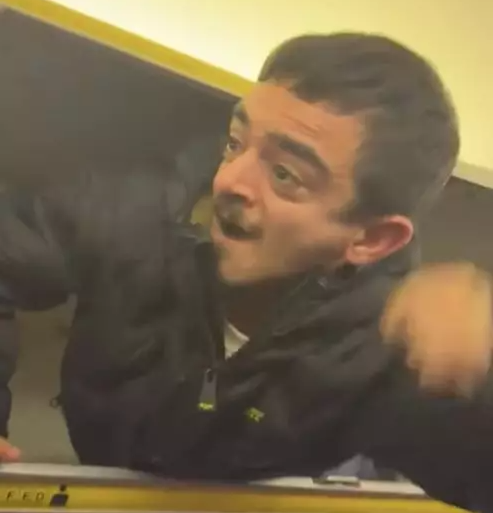 去旅行想慳錢？男乘客為逃票「肉身藏行李架」專家：邏輯根本不通 