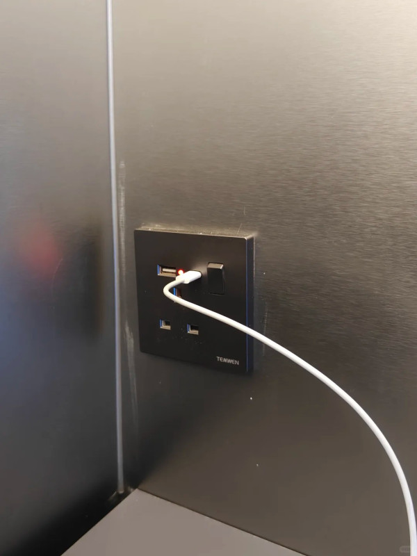 五一香港酒店太貴？銅鑼灣單人包廂過夜僅$45！包沖涼送浴巾免費充電