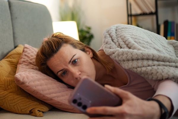 唔止係大腦「報廢」！睜眼碌手機恐引發「壓力肥」專家：朝早3件事可提高全日幸福感