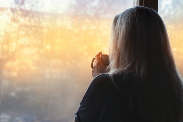 唔止係大腦「報廢」！睜眼碌手機恐引發「壓力肥」專家：朝早3件事可提高全日幸福感