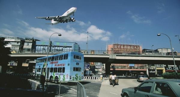 啟德飛機低空降落重現？HONOR 600 升級「AI 圖轉影片 2.0」舊相秒變 3D 動態效果超正 懷舊必玩【有片】