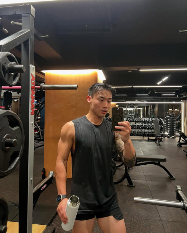 阿Sa老公｜蔡卓妍宣布與男友林俊賢結婚！33歲老公背景起底：月入10萬星級健身教練