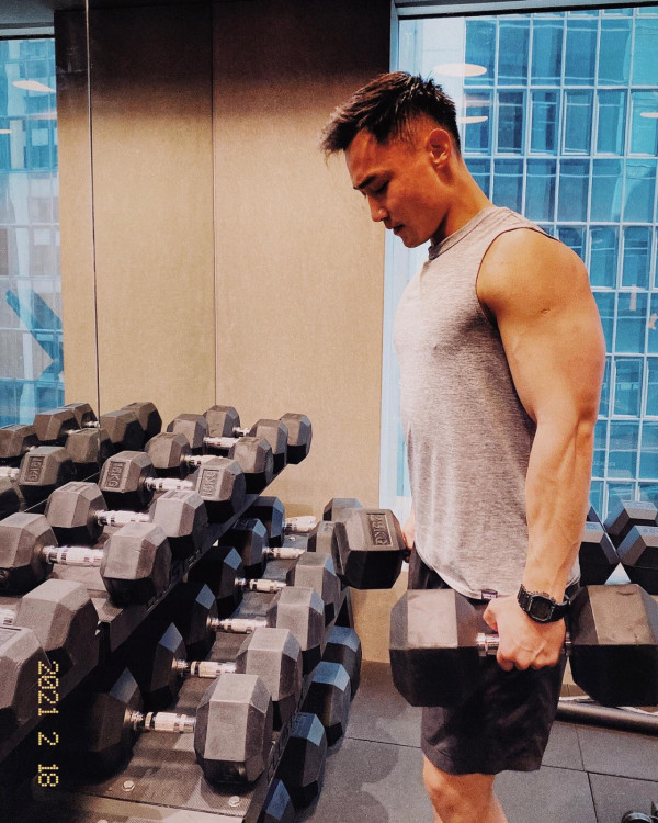 阿Sa老公｜蔡卓妍宣布與男友林俊賢結婚！33歲老公背景起底：月入10萬星級健身教練