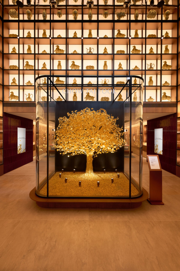 尖沙咀驚現2.1米高半億金樹！周大福40kg足金神作 五一免費打卡