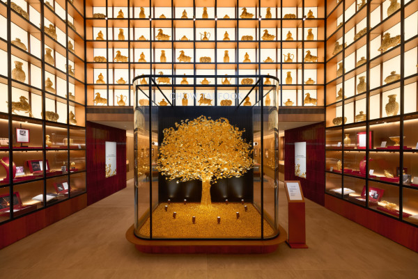 尖沙咀驚現2.1米高半億金樹！周大福40kg足金神作 五一免費打卡