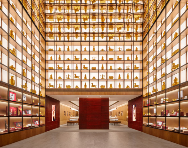 尖沙咀驚現2.1米高半億金樹！周大福40kg足金神作 五一免費打卡