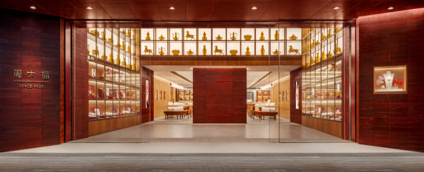 尖沙咀驚現2.1米高半億金樹！周大福40kg足金神作 五一免費打卡