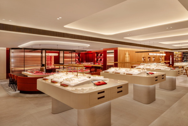 尖沙咀驚現2.1米高半億金樹！周大福40kg足金神作 五一免費打卡