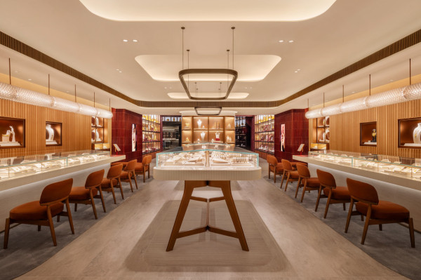 尖沙咀驚現2.1米高半億金樹！周大福40kg足金神作 五一免費打卡