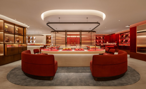 尖沙咀驚現2.1米高半億金樹！周大福40kg足金神作 五一免費打卡