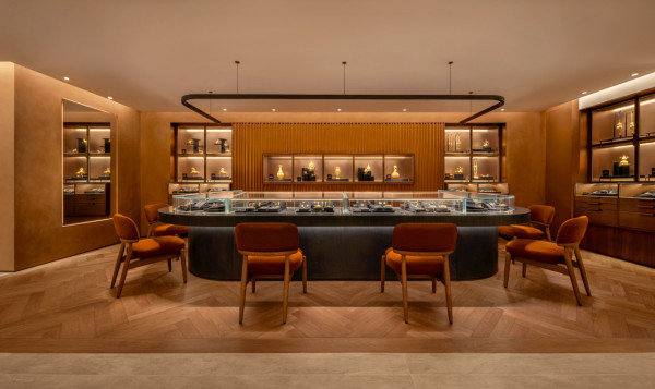 尖沙咀驚現2.1米高半億金樹！周大福40kg足金神作 五一免費打卡