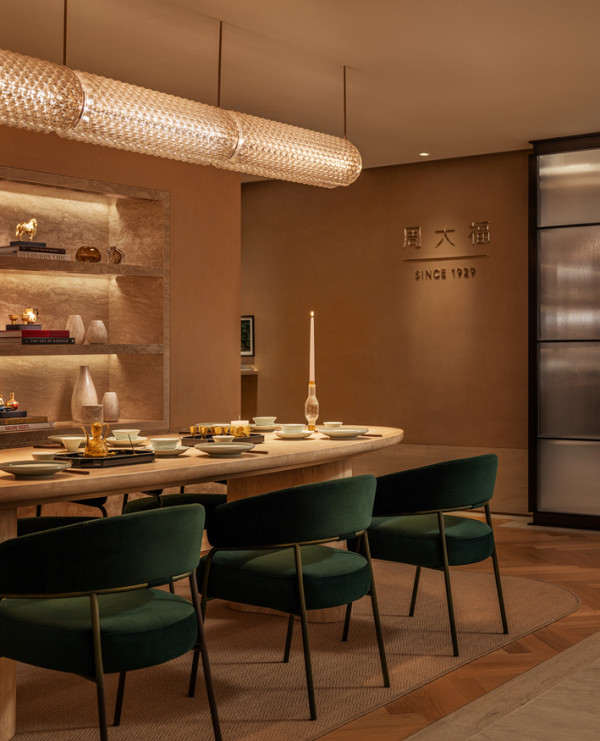 尖沙咀驚現2.1米高半億金樹！周大福40kg足金神作 五一免費打卡