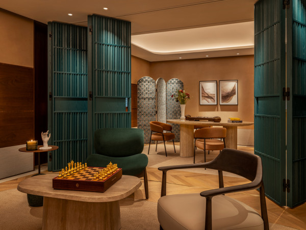 尖沙咀驚現2.1米高半億金樹！周大福40kg足金神作 五一免費打卡