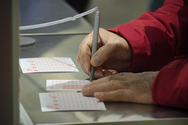 六合彩金多寶$2.28億！獨家專訪唐碧霞師傅教2招催旺偏財運！拆解最旺投注地區方位 今年最幸運係呢幾個號碼