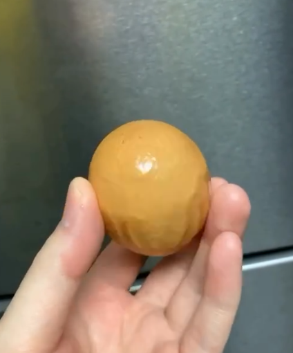 懷疑買到化學假蛋！港女驚見起皺火山怪蛋 網民揭畸形蛋真相可照食