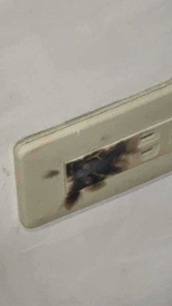 外置充電器叉電即爆炸！燒穿插座變焦黑大洞 專家：這款設計散熱近乎零如同「計時炸彈」！附發脹尿袋電池處理方法
