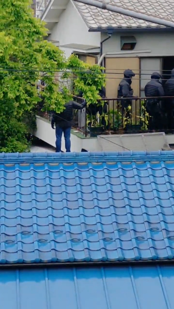 有片！44歲東京男街頭持鎚毆傷高中生 回家反鎖與警對峙後成功突圍逃脫 