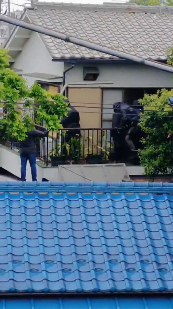 有片！44歲東京男街頭持鎚毆傷高中生 回家反鎖與警對峙後成功突圍逃脫 