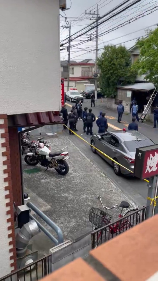 有片！44歲東京男街頭持鎚毆傷高中生 回家反鎖與警對峙後成功突圍逃脫 